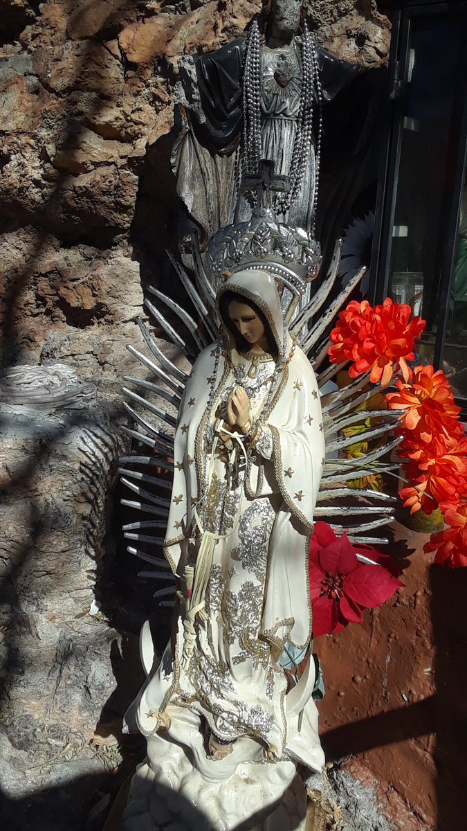 DonnaJAZgal's tweet photo. One of my favorite short stops, the Telles/Zuniga #RoadsideShrine a #SouthernArizona landmark since 1949. A quiet, peaceful location on Highway 82 near #Patagonia, Arizona. #travel #InTheBorderlands
#ArizonaRoadways https://t.co/mUXYRktKUI