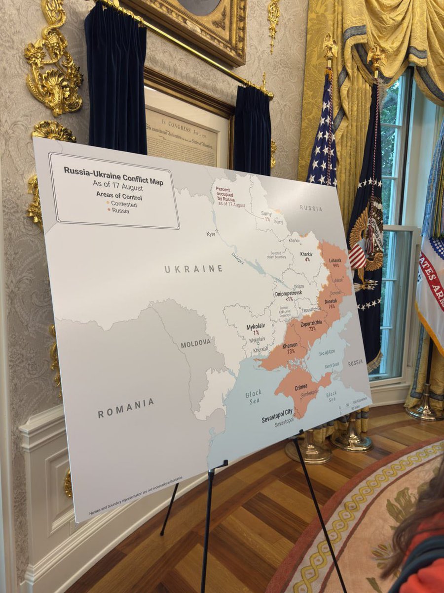 Nella sala ovale, prima dell'inizio dei negoziati tra Trump e Zelensky, è stata installata una grande mappa dell'Ucraina.
La mappa è posizionata di fronte al tavolo dei negoziati. Le regioni orientali controllate dalla Federazione Russa sono contrassegnate in arancione. #NOWAR
