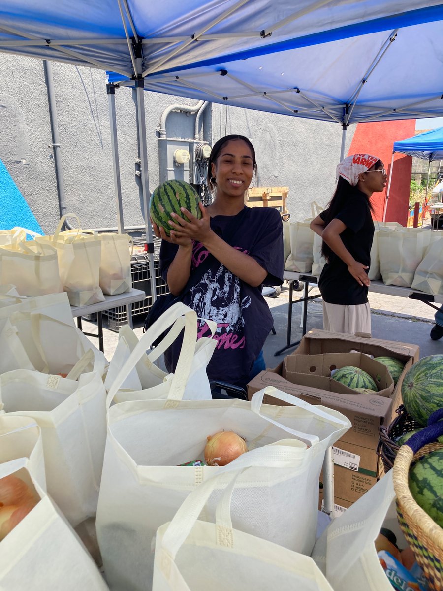 SJLI_CA's tweet photo. “I loved giving back at SJLI's food distributions. I was able to introduce new fruits &amp; vegetables to people who look like me, so they can truly eat the rainbow.”

Aleyda joined our #HealthEquity team as a #volunteer and left her mark. 💪🏾🌱

You can too? Contact aloville@sjli.org https://t.co/hEuiUF4VLT
