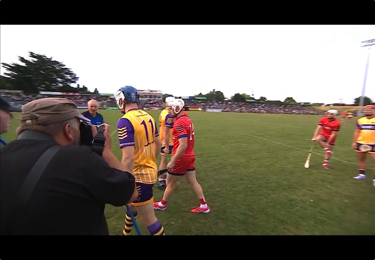 raymoloney's tweet photo. Nach deas é cluiche iomána a fheiscint i mí Lúnasa 😆 maith sibh @TG4TV an feachtas seo a aibhsiú #hurlingforcancer https://t.co/UHTWG3uC7x