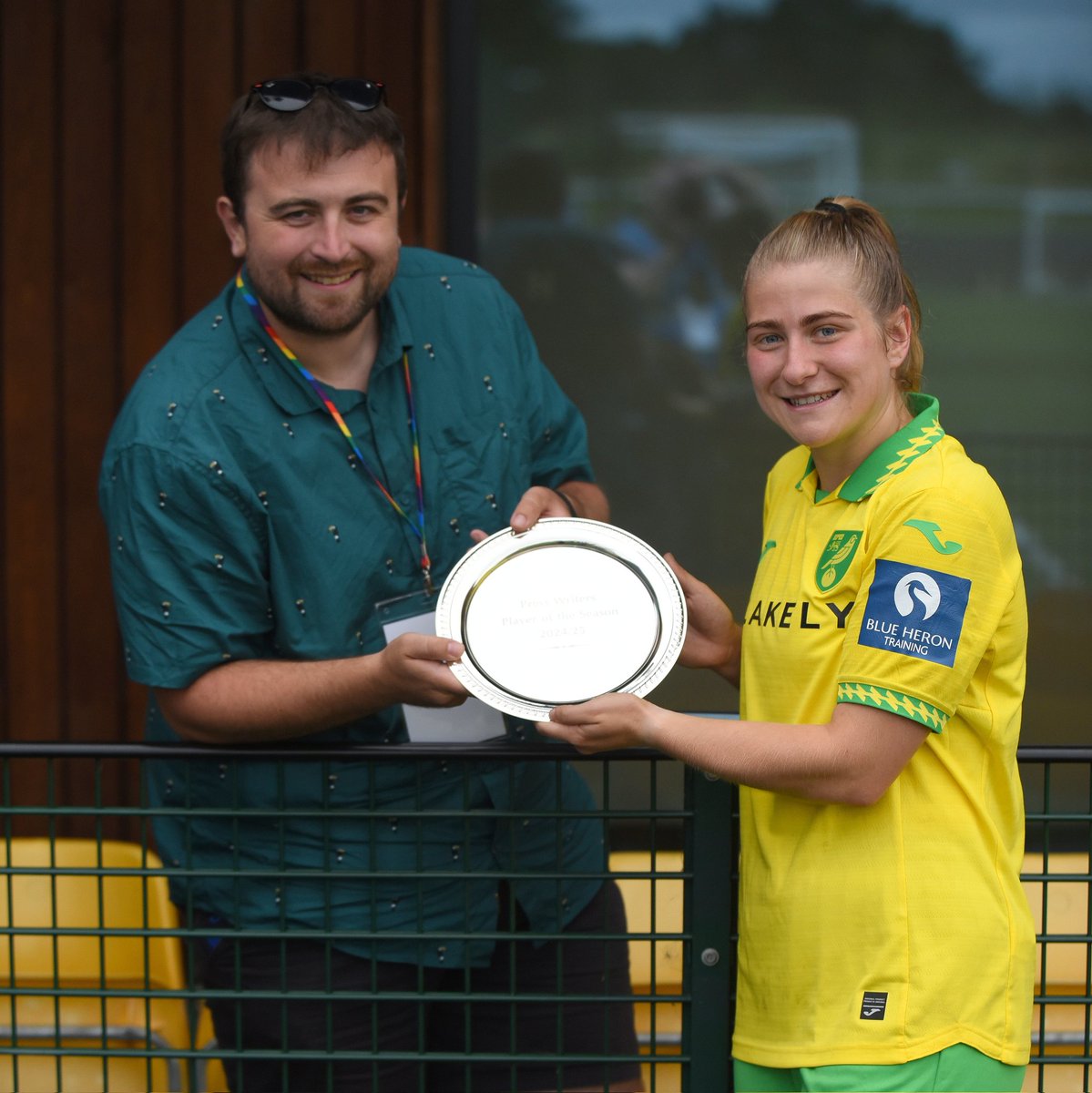Richard96038385's tweet image. Yesterday saw @ceriflyex of @NorwichCityWFC presented with the "Press Writers Player of the Season 2024-25 "
The award was presented by BBC Radio Norfolk's @MacleanJack on behalf of the media team that follow and report on the Canaries League and Cup campaign