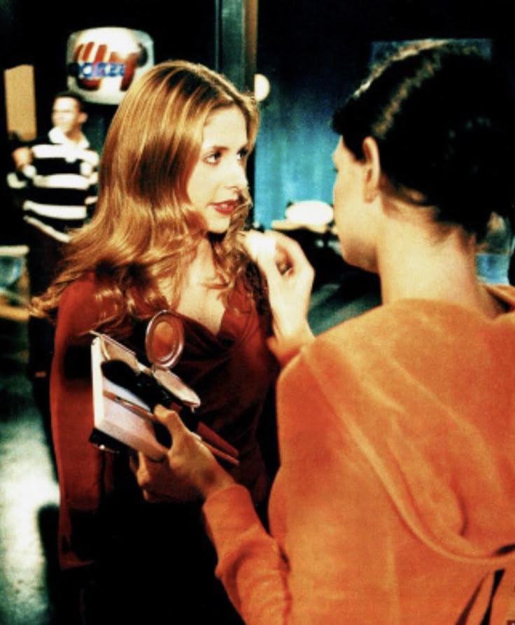 Sarah Michelle Gellar getting a quick touch-up behind the scenes of Buffy the Vampire Slayer episode, Once More, With Feeling 📸🎬