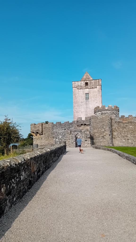 surveyorsstuff's tweet photo. Fanad lighthouse and heading south past Doe Castle  earlier today.
Fantastic weather as well.
Co.Donegal https://t.co/nlBj8NuP1g
