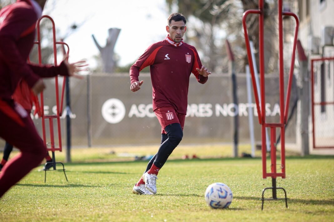 cielosports's tweet photo. #EDLP Preocupación en Estudiantes: Eric Meza no terminó la práctica y podría quedarse afuera de la revancha con Cerro Porteño. Le harán estudios. 
https://t.co/BmssovhpSH https://t.co/qXoMEYRx48