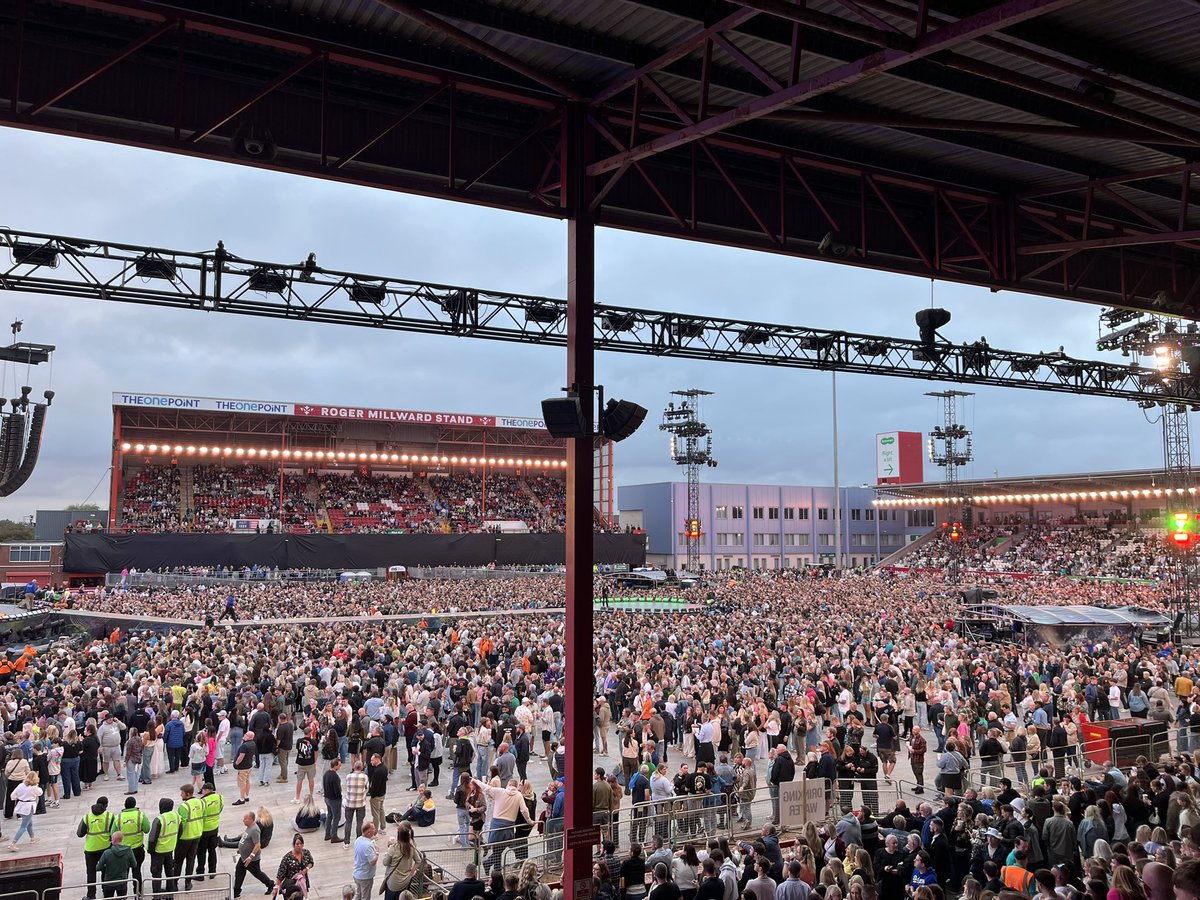 Hull KR News 🔴⚪️ (@hdmhullkr) on Twitter photo Different sort of view from the east stand tonight Different sort of view from the east stand tonight