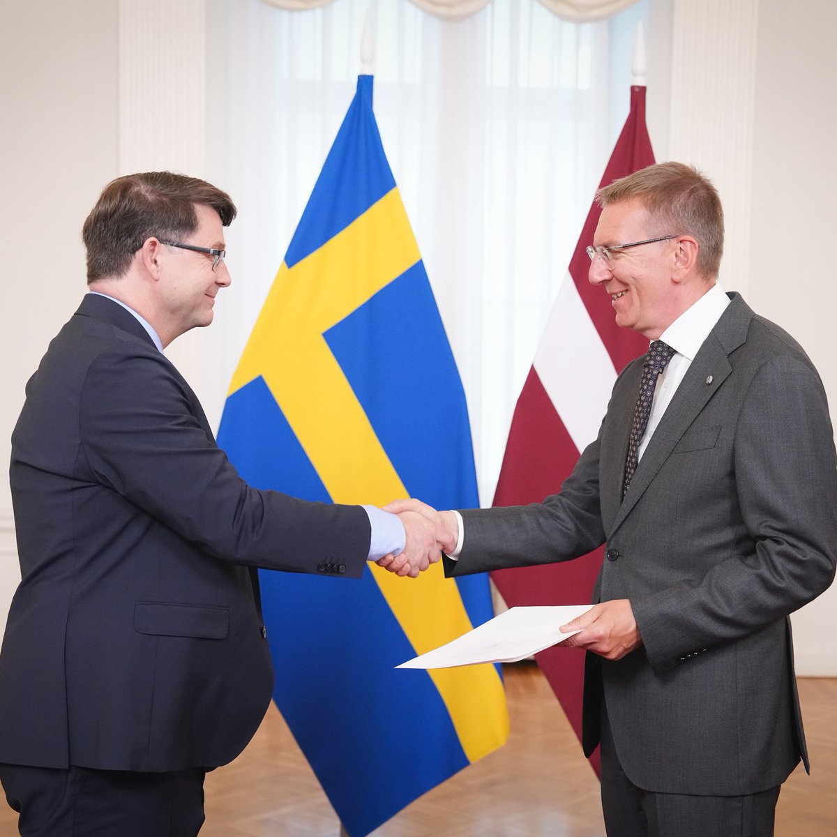 Today, H.E. Mr Daniel Olsson, the new Ambassador of Sweden to Latvia, presented his credentials to the President of Latvia, Edgars Rinkēvičs, at Riga Castle. 🇸🇪🇱🇻

Photo: Ilmārs Znotiņš, Valsts prezidenta kanceleja
#sweden #latvia #swedeninlatvia #SwedenLatvia <a href="/edgarsrinkevics/">Edgars Rinkēvičs</a>