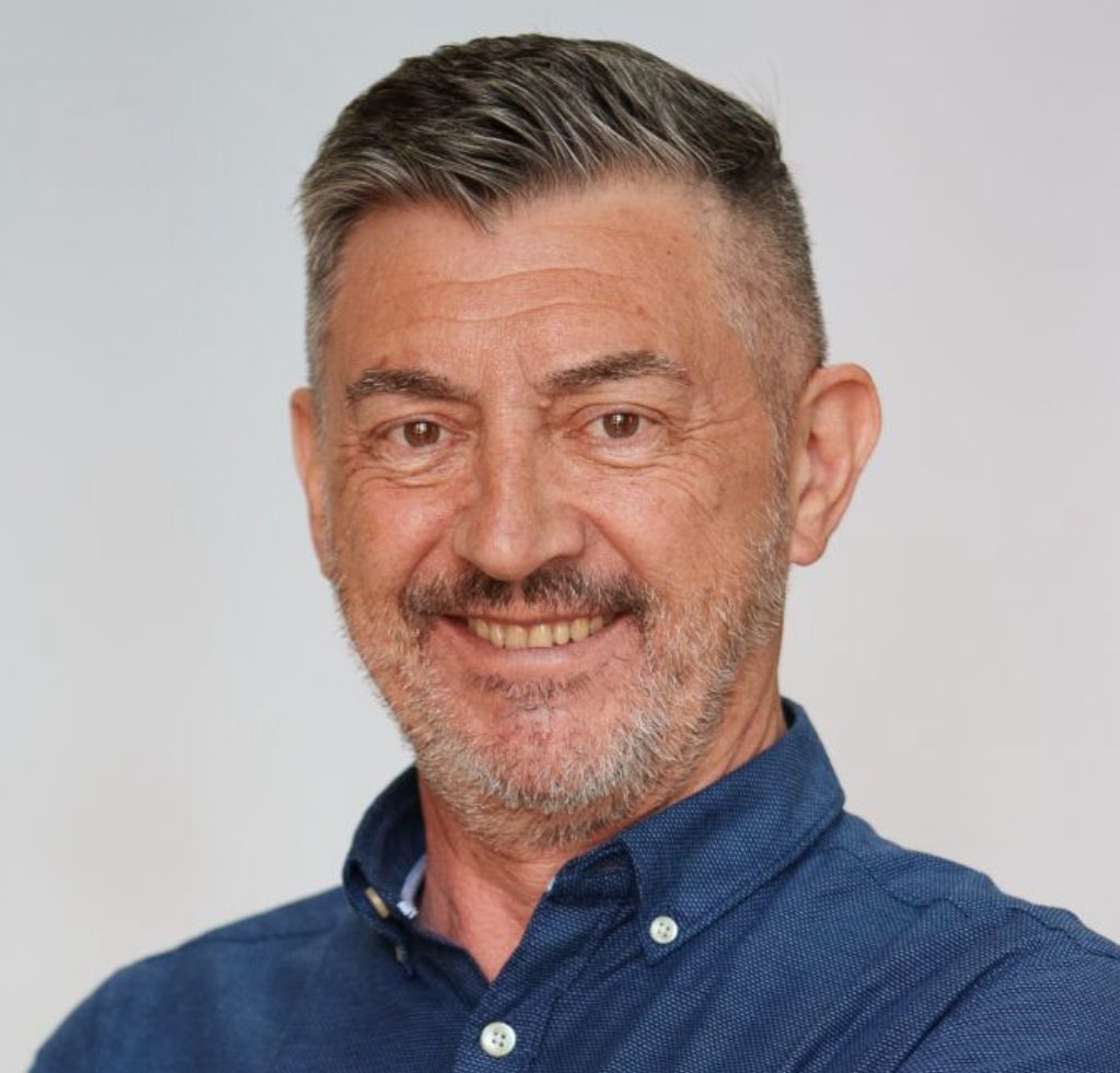 Se ha ido uno de los grandes referentes de la TV actual, Ricardo Medina.

Creador de la mejor escuela de reporteros (<a href="/MadridDirecto/">Madrid Directo</a> y España Directo).

Fue un privilegio, y una enseñanza diaria, haberle tenido como director.

Todavía estoy en shock. 
DEP. Te echaremos de menos 🖤