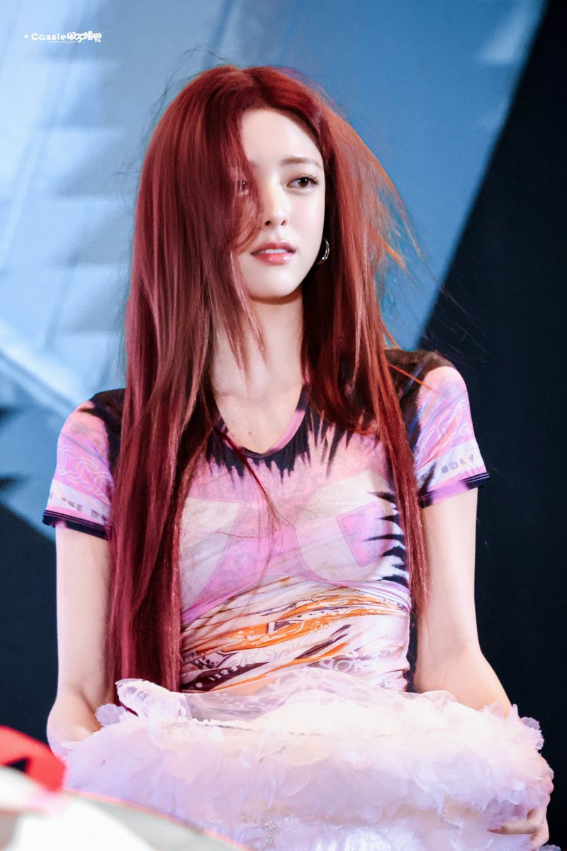 Yuna during the latest fan meeting 😻🙀

#YUNA #유나