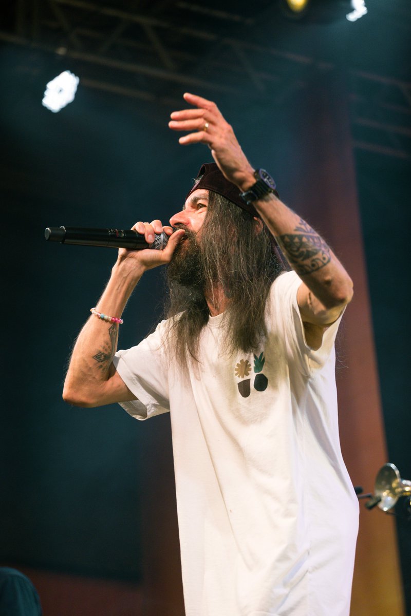 ArmandinhoMesmo's tweet photo. Noite linda em Caçador/SC, agradeço a presença de todos vocês! #ArmandinhoEBanda https://t.co/gdnXsmThPn