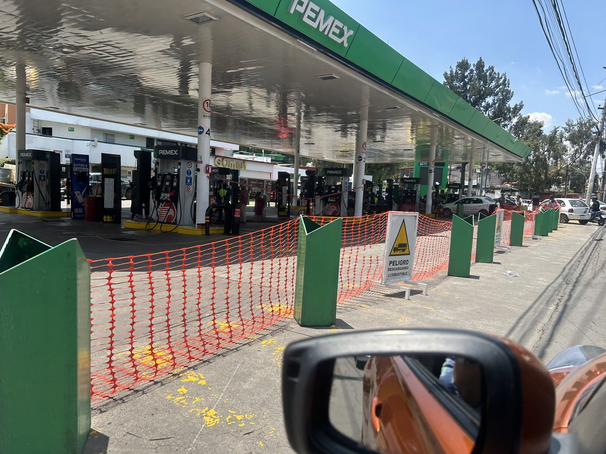 Martín Moreno - Durán (@_martinmoreno) on Twitter photo #CDMX SIN GASOLINA…Aquí, la prueba, mientras el régimen comunistoide de <a href="/Claudiashein/">Claudia Sheinbaum Pardo</a> le REGALA el combustible a los #CubanosMantenidos. Los mexicanos, que se jodan. No tienen madre. (Gasolinera en #LaNoria ⛽️) #CDMX SIN GASOLINA…Aquí, la prueba, mientras el régimen comunistoide de <a href="/Claudiashein/">Claudia Sheinbaum Pardo</a> le REGALA el combustible a los #CubanosMantenidos. Los mexicanos, que se jodan. No tienen madre. (Gasolinera en #LaNoria ⛽️)