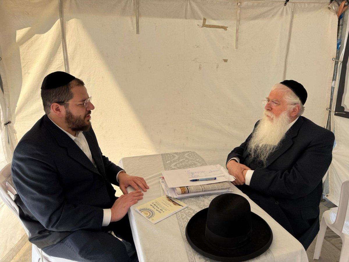 רשמי ביקור במאהל המחאה של ח”כ מאיר פרוש ליד משרד המשפטים בירושלים:

1. כבר שבוע שני שפרוש שוהה באוהל המחאה, יום יום למעט שישי-שבת. הוא מתחיל את יום העבודה שלו ב-9:00 בבוקר ומסיים ב-6:30.

2. כששאלתי אותו מתי בדעתו לסיים עם ההפגנה הזו, פרוש ענה בכנות: "אין לי תאריך עזיבה. כל עוד