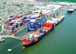 MasContainer (@mascontainer) on Twitter photo En un contexto marcado por #tensionesgeopolíticas, #desvíos prolongados y nuevas #alianzasestratégicas, el #transportemarítimo de #contenedores continúa adaptándose a una realidad cambiante. mascontainer.com/incertidumbre-… <a href="/NPortuarias/">Noticias Portuarias</a> En un contexto marcado por #tensionesgeopolíticas, #desvíos prolongados y nuevas #alianzasestratégicas, el #transportemarítimo de #contenedores continúa adaptándose a una realidad cambiante. mascontainer.com/incertidumbre-… <a href="/NPortuarias/">Noticias Portuarias</a>