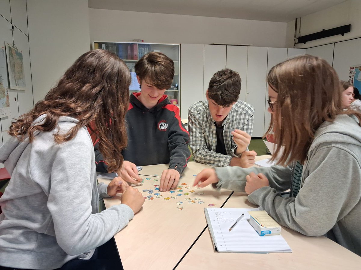 First day of school today! After a welcome from their hosts, lessons started off with an introduction to Germany's political system, followed up by a collaborative activity which helped the pupils get to know each other and solidify their knowledge! 🇩🇪
