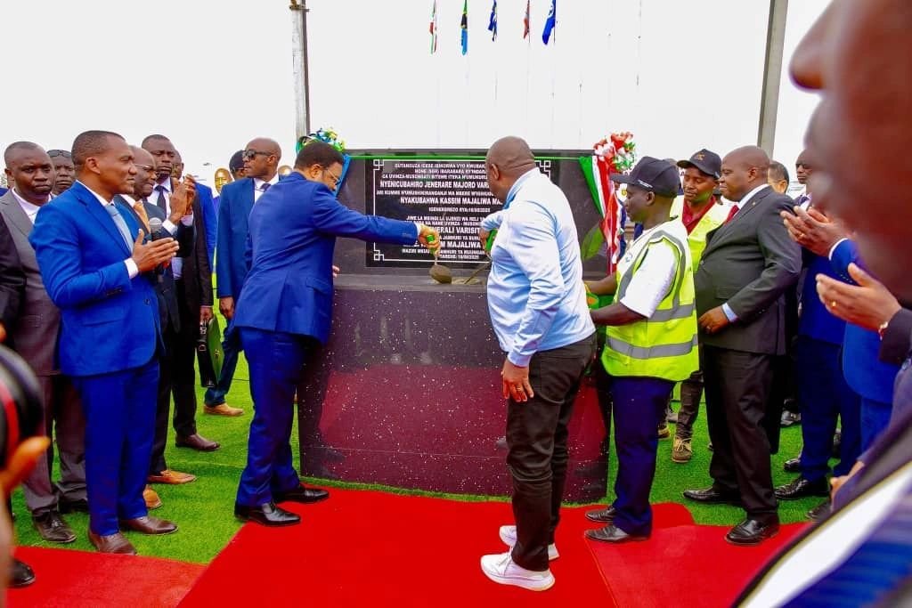 🚆 Tanzania &amp; Burundi break ground on a $2.15B cross-border railway.

- 240 km line: Uvinza (TZ) → Musongati (BI)
- Cuts Dar–Bujumbura cargo trips from 96 hrs 🚛 to 20 hrs 🚄
- Freight cost slashed from $3,800 → $2,000 per container
- Capacity: 3,000 tons per train vs 30 tons