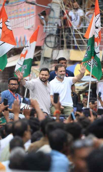 जब पानी में सिर्फ़ एक इंसान हो और ऊपर ताकतवर जहाज़, तो यह तस्वीर आम नागरिक के संघर्ष को दर्शाती है। कुछ ताक़तें हमारे अधिकारों को दबाने की कोशिश करती हैं, लेकिन हमें हार नहीं माननी है।

यह #VoterAdhikarYatra उसी संघर्ष की एक मिसाल है, जहाँ हम सब मिलकर अपनी आवाज़ उठा रहे हैं।