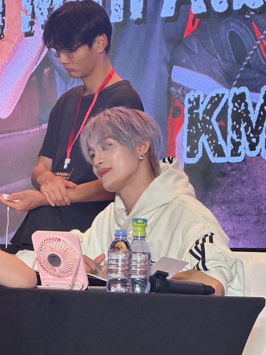 250818 KMSTATION WayV BIG BANDS FANSIGN in NANJING #YANGYANG 

Today’s YANGYANG! ♥️
The way he pays attention 🥺🫶🏻

© kitty双生

#刘扬扬 #양양 #ヤンヤン