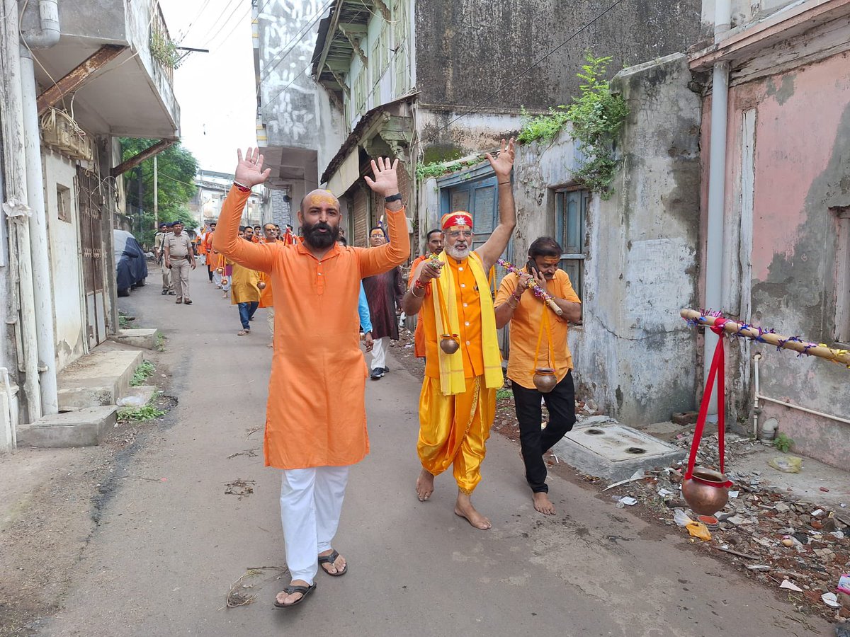 pratikjayeshbha's tweet photo. શ્રાવણ માસના છેલ્લા સોમવારે કાવડ યાત્રી ઓ સાથે નવનાથ મહાદેવ ના મંદિરે જળાભિષેક કરવાનો અવસર પ્રાપ્ત થયો
#harharmahadev
#jaymahadev https://t.co/Omx0Zdypzm