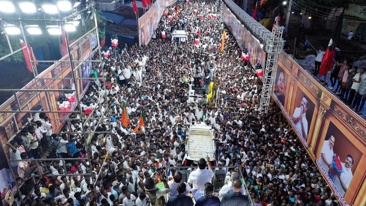 EPSTamilNadu's tweet photo. #கலசப்பாக்கம் தொகுதி 2026-ல் @AIADMKOfficial கோட்டையாக மாறும் என்பதை மெய்ப்பிக்கும் வகையில் விமரிசையாக வரவேற்றனர் இத்தொகுதி மக்கள்.

வாக்களித்த மக்களை வருத்தப்பட வைத்ததே ஸ்டாலின் மாடல் திமுக ஆட்சியின் ஆகச்சிறந்த சாதனை.

மக்கள் விரோத ஆட்சி வீழும்!
மக்களுக்கான அஇஅதிமுக ஆட்சி அமையும்!
இது நிச்சயம்!

#மக்களைக்_காப்போம்
#தமிழகத்தை_மீட்போம்
#ByeByeStalin