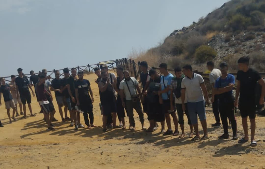 Decenas de inmigrantes ilegales llegan a la cala Las Conchas, en Villaricos (Almería).

Todos varones, en edad militar, bien alimentados.
Ni una mujer. Ni una niña.

Esto es una invasión a la que PP y PSOE nos condenan por culpa de sus políticas que provocan efecto llamada.