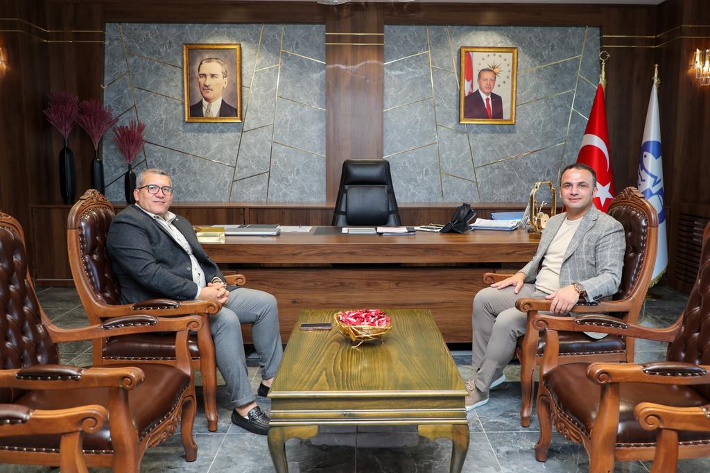 İskenderun Gübre Sanayi A.Ş. Fabrika Müdür Yardımcısı hemşehrimiz Mustafa Alkan, Belediye Başkanımız Sayın İbrahim Etem Kibar'ı ziyaret etti.

Nazik ziyaretlerinden dolayı kendilerine teşekkür ederiz.