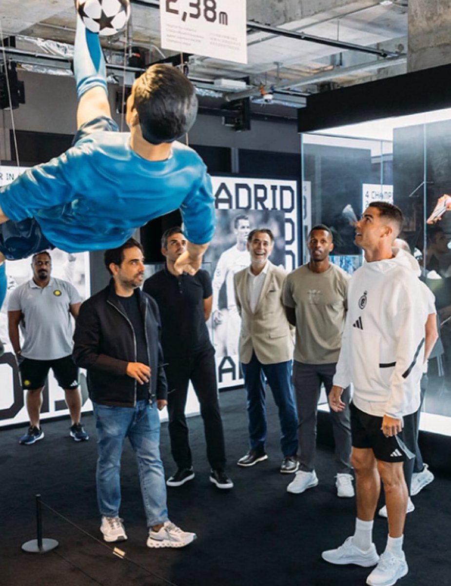 Cristiano alucinando con su Chilena y la altura que alcanzó!