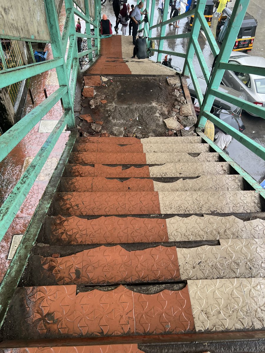 SabaAnsari59720's tweet image. Mira Road station skywalk is full of beggars sleeping, dirty all around and the stairs are broken. Very unsafe for passengers. @WesternRly @RailMinIndia @drmbct @MahaDGIPR #MiraRoad #Mumbai