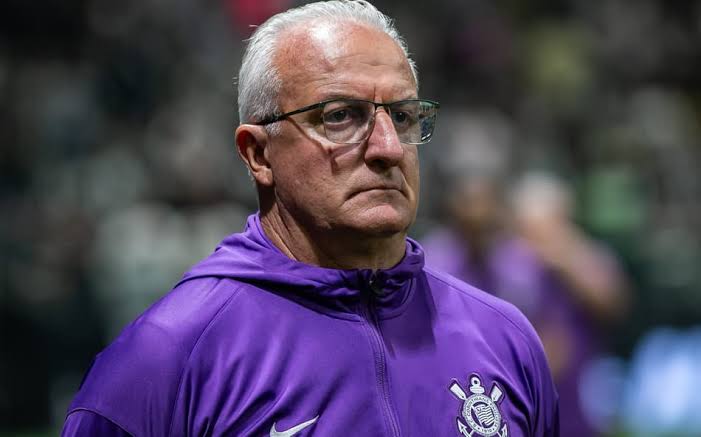Dorival poderia processar o Corinthians.O já deposto Augusto Melo prometeu quatro reforços.2 meias, 1 zagueiro e 1 atacante.Dorival não recebeu nada. E ainda perdeu os titulares para lesões. Time sem dinheiro e no transferban.
Jura que vcs acham que a culpa é dele?