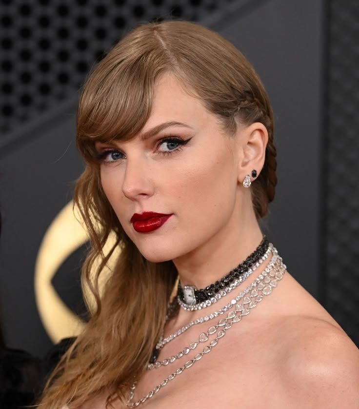 YonceVocals's tweet image. Beyoncé calls them up on stage to sing a duet, who can keep up with her?