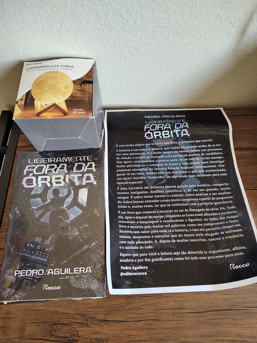 Acabei de receber da <a href="/editorarocco/">Editora Rocco</a> o mais novo livro do escritor e roteirista, Pedro Aguilera, e uma luminária super fofa. Ligeiramente Fora da Órbita é uma ficção científica e suspense protagonizada por Rebeca que precisa investigar anomalias misteriosas numa estação espacial!