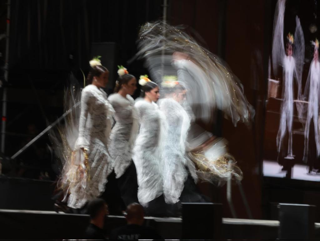 Cada bailarina dejando su propio rastro de luz y movimiento.  Cada una con su propio desenfoque.Anoche en  Auditorio municipal una muestra de bailes Malagueños y flamencos. #FeriaMLG #Andalucía #costadelsol #Malaga