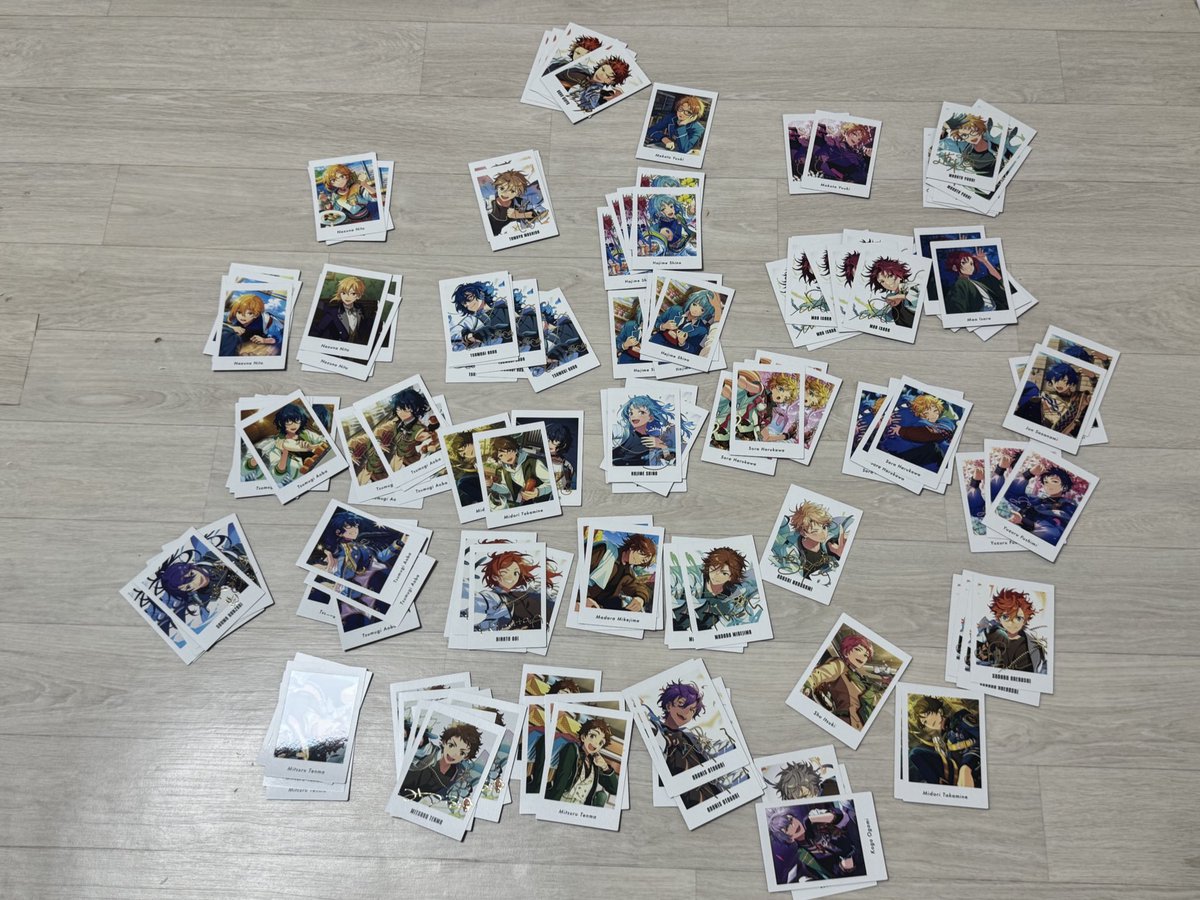 #앙스타장터 
처분가 굿즈 정리하거싶어요
개당 500원에판매합니다 자세한 갯수는 문의부탁드릴께요 프로필에 있는 옾챗으로 연락주세요