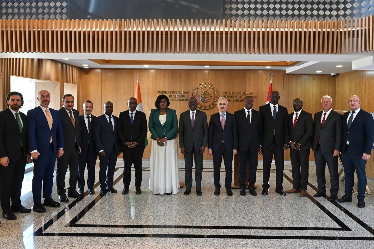Fildişi Sahili Ulaştırma Bakanı Sn. Amadou Koné ve beraberindeki heyeti Bakanlığımızda ağırladık.

Ulaştırma ve altyapı alanında iki ülke arasındaki iş birliğini güçlendirmek, tecrübelerimizi paylaşmak ve yeni ortak projelere kapı aralamak adına görüşme gerçekleştirdik.

Değerli