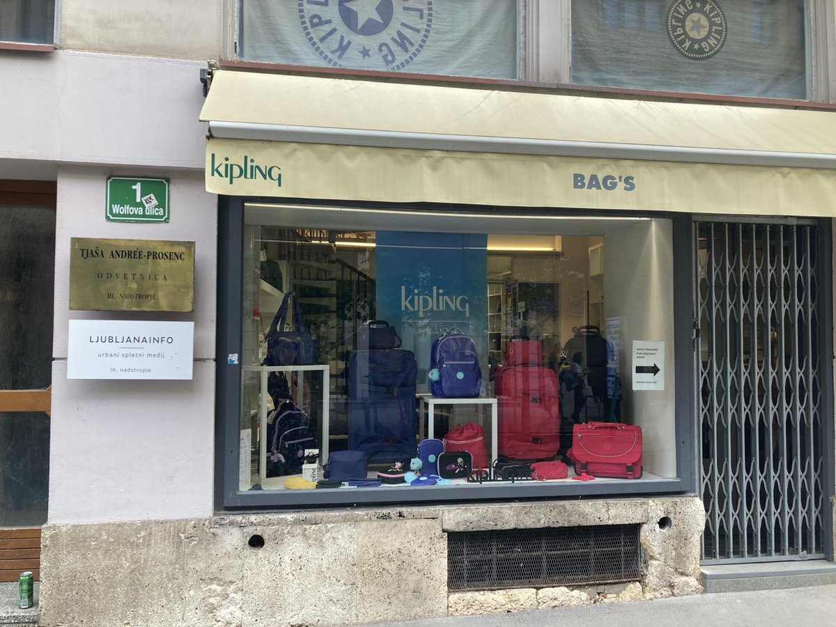 Razvpita odvetnica Tjaša Andree Prosenc si je na Wolfovi 1 na podlagi ponarejenih listin zagotovila stanovanje za svoj odvetniški urad, sinu Gregorju pa poslovni prostor, kjer danes posluje trgovina Kipling. Tabla na stavbi pove vse.