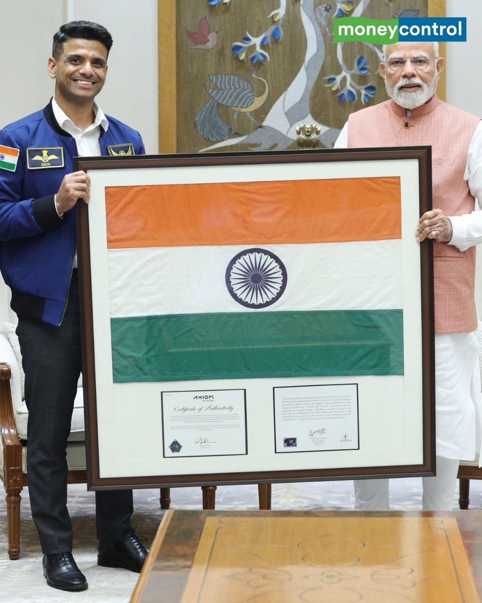 MoneycontrolH's tweet image. #ShubhanshuShukla: प्रधानमंत्री मोदी से मिले अंतरिक्ष यात्री शुभांशु शुक्ला, ISS से खींची गई पृथ्वी की तस्वीरें की भेंट

hindi.moneycontrol.com/india/pm-modi-…

@gagan_shux @narendramodi 

#PMModi #spacestation #moneycontrol