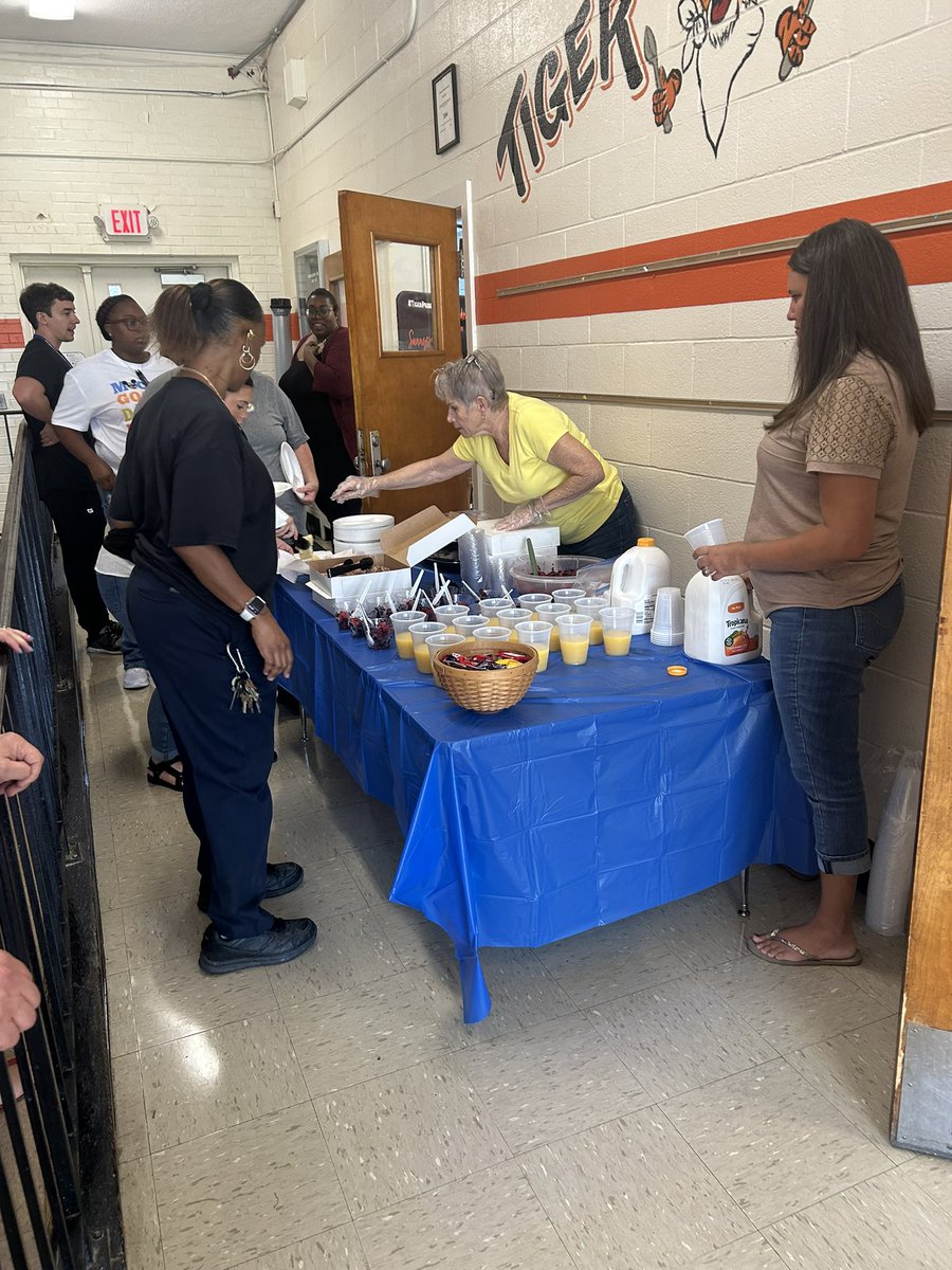 SunnysideTigers's tweet photo. We want to send a huge THANK YOU to the team from South View Baptist Church who loved on our staff this morning with a delicious breakfast and our students with the gift of book bag donations! We appreciate your continued support of our school community! #CommittedCommunity https://t.co/HwQHb8iiaU