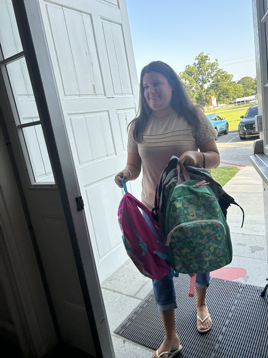 SunnysideTigers's tweet photo. We want to send a huge THANK YOU to the team from South View Baptist Church who loved on our staff this morning with a delicious breakfast and our students with the gift of book bag donations! We appreciate your continued support of our school community! #CommittedCommunity https://t.co/HwQHb8iiaU