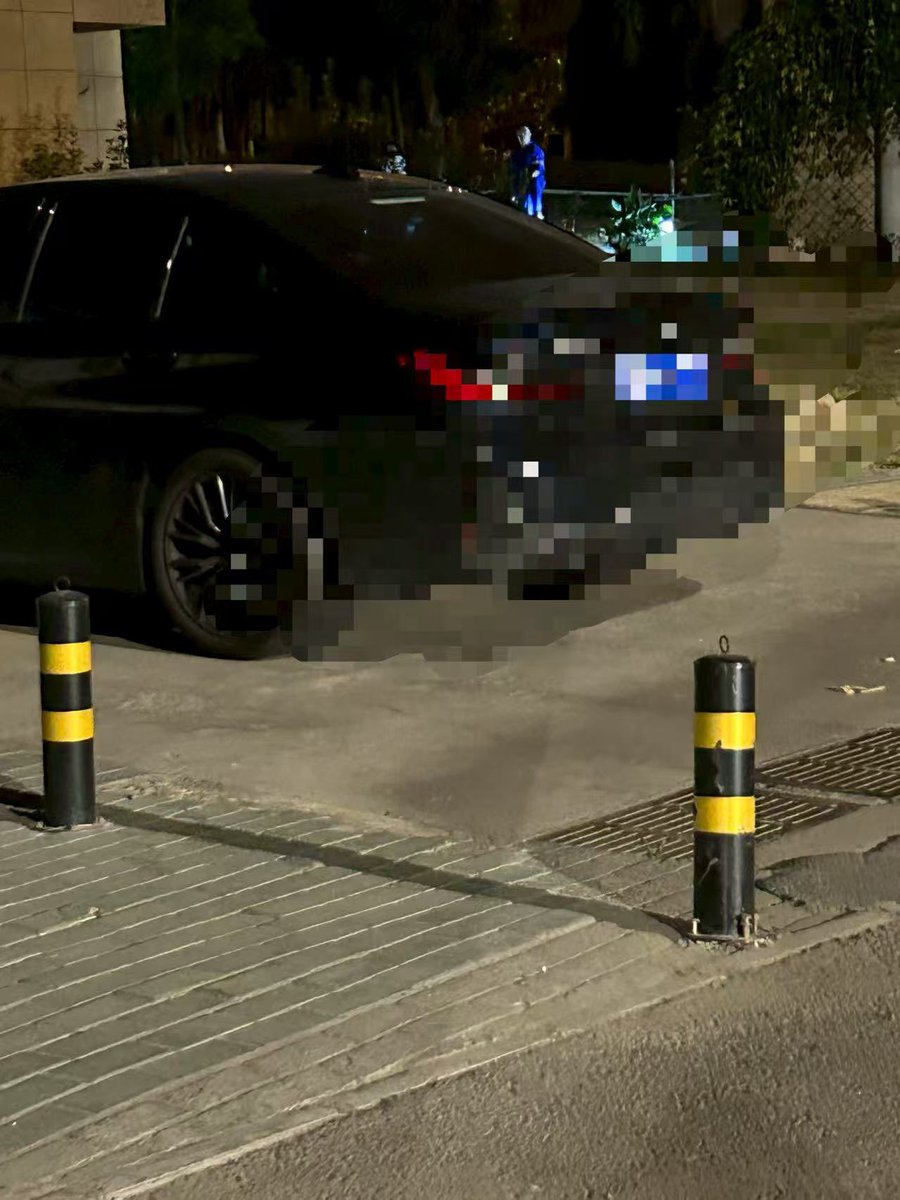 【今日鸟洞巡礼之八坦路】现在每天八坦路门口聚集一批常客，像妓女开会一样的，大喊大叫