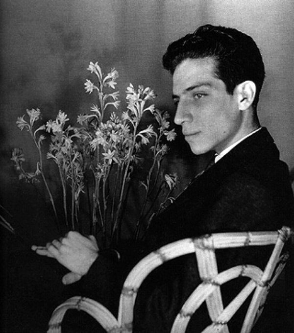 #UnDíaComoHoy en 1920, nació en Guadalajara, Jal., el pintor Juan Soriano.

De "Pintor auroral", de <a href="/EnriqueKrauze/">Enrique Krauze</a>:  

"En el centro y origen de la imaginería de Soriano estaría su niñez: 'Siempre fui infantil, hasta la fecha lo soy'. Los habitantes de su pintura son a menudo...