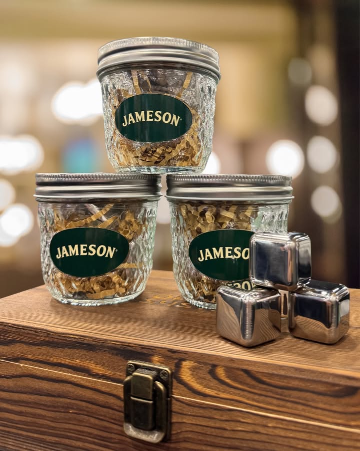 ROBYNpromo's tweet image. We&apos;re here to help you find the perfect client gift every time with our custom product options and expert guidance. amp.fyi/-/2KWkV4k2 #brandedmerch #whiskeystones #spatulas #coolers