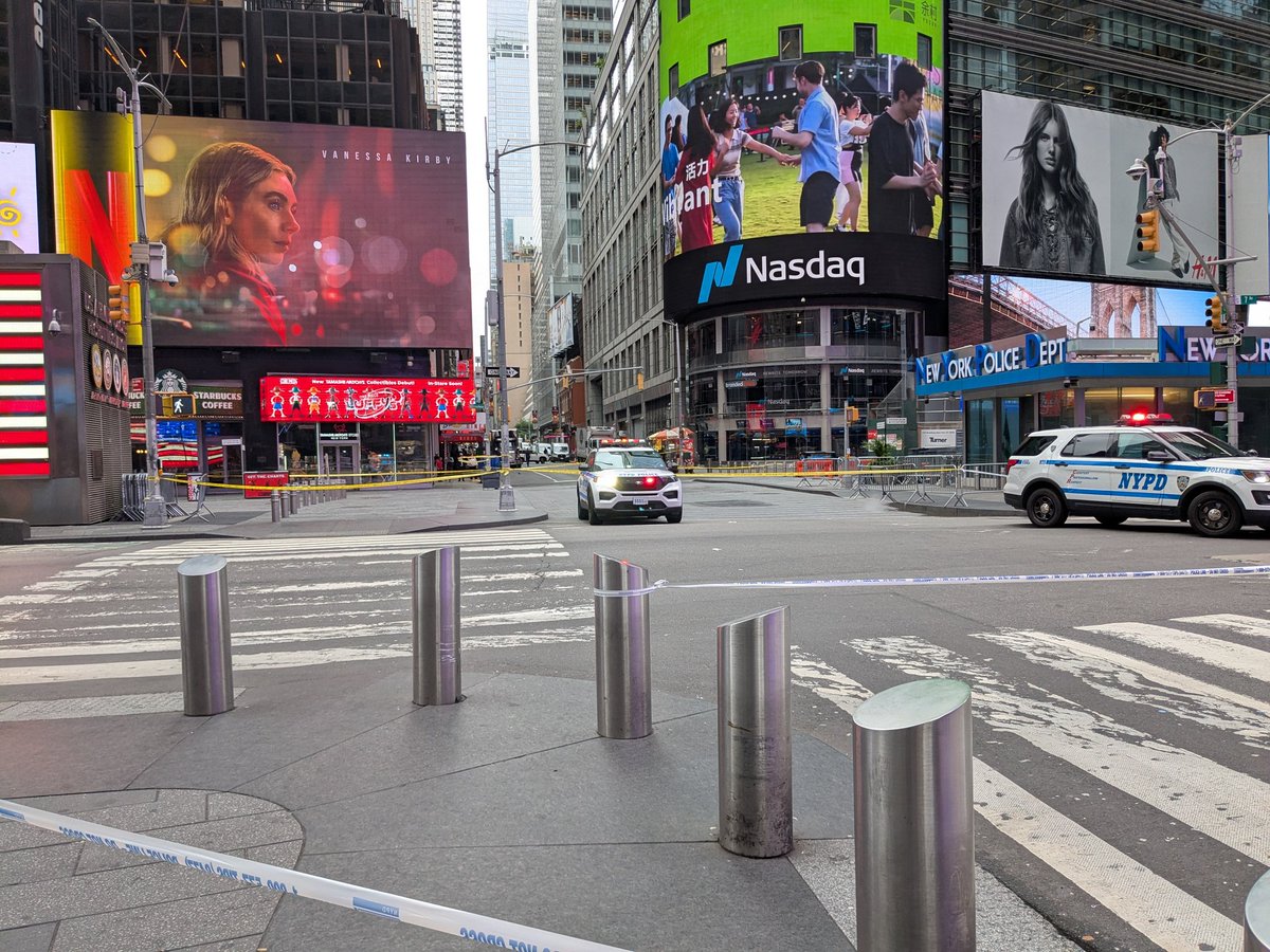 complexsplit's tweet image. large parts of times square cordoned off by nypd right now
