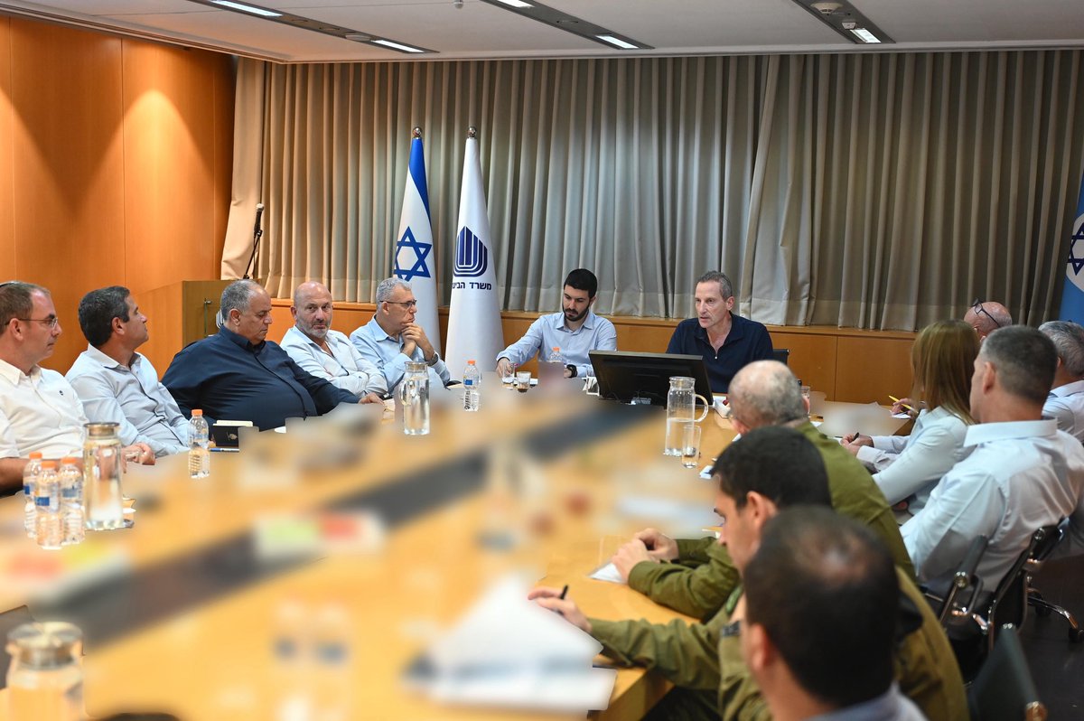 מנכ"ל משרד הביטחון, אלוף (מיל') אמיר ברעם, כינס את מנכ"לי התעשיות הביטחוניות הגדולות לדיון באסטרטגיית המשרד לחיזוק היצוא הביטחוני הישראלי. 

בדיון השתתפו מנכ"לי התעשייה האווירית, רפאל, אלביט מערכות, סמנכ"ל תומר וראשי האגפים במשרד הביטחון.

להמשך קריאה:  whatsapp.com/channel/0029Va…