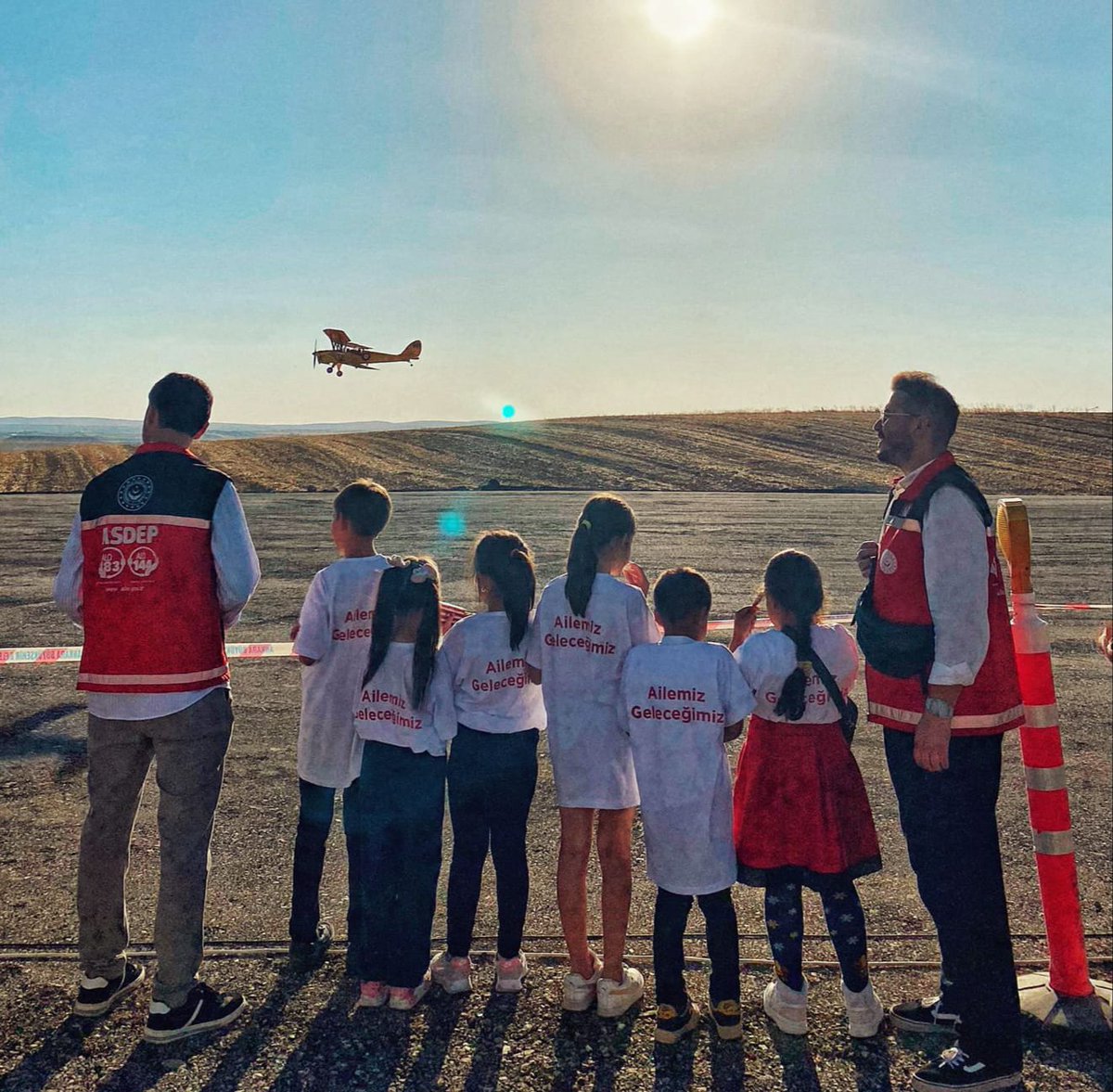 beykaymakamligi's tweet photo. TUSAŞ Model Uçak Şenliğine Katılım Sağlandı

Beypazarı Sosyal Hizmet Merkezi Müdürlüğü tarafından ekonomik destek alan çocuklar, TUSAŞ Model Uçak Şenliğine götürüldü.

Model Uçak gösterilerini izleyen çocuklar gönüllerince eğlendi. https://t.co/RNaAy5fHdd