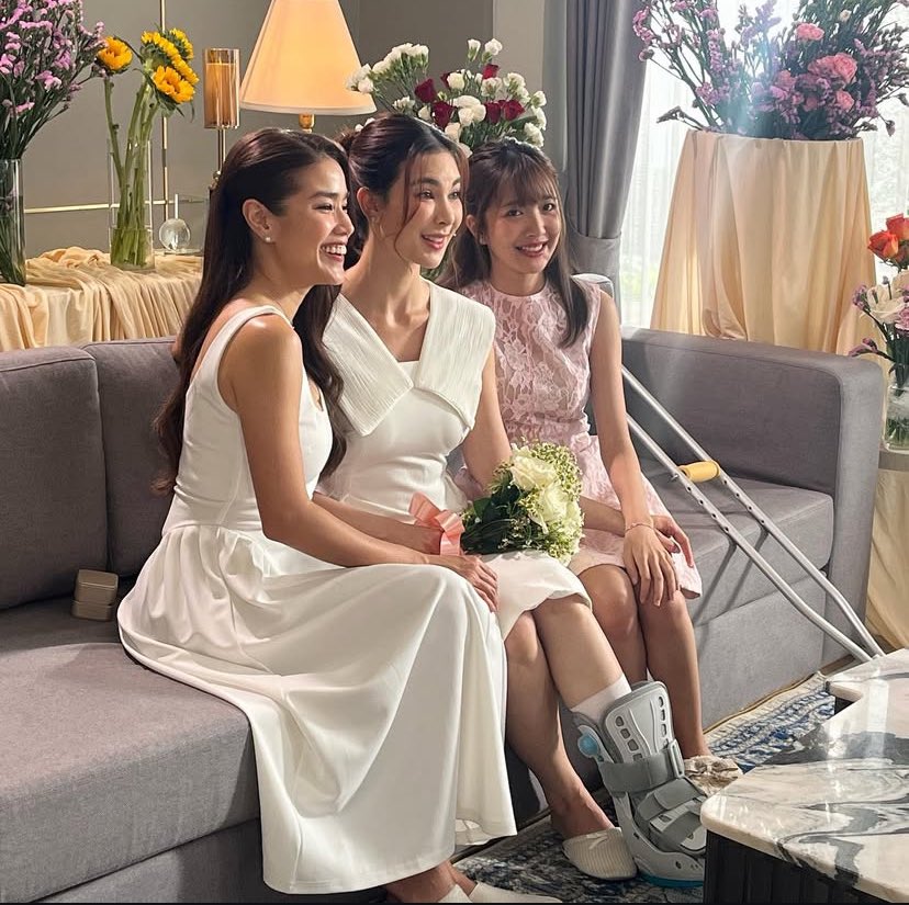 คะ???? นั่งวิลแชร์ ขาใส่เฝือก ชุดขาวคู่ ดอกไม้ยกมาทั้งสวน เยลลี่ยิ้มครั้งแรก คะ???? อะไรเอ่ย เหมือนเห็นแสงขาว ๆ ที่ปากถ้ำ 🥹🥹 #กบโบว์