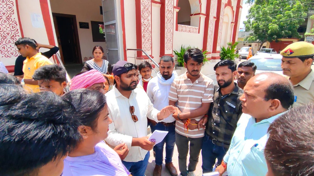 psunionup's tweet image. #PSU59

आज दिनांक 18/08/2025 को जनपद #सुल्तानपुर के #जिलाध्यक्ष साथी के नेतृत्व में सभी नेतृत्वकर्तागण/ब्लॉकअध्यक्षगण एवं समस्त पंचायत सहायक साथियों की सहभागिता के साथ सिटी मजिस्ट्रेट, #DPRO कार्यालय व #CDO कार्यालय में #क्रॉप_सर्वे_बहिष्कार के संबंध में ज्ञापन पत्र दिया गया है।…