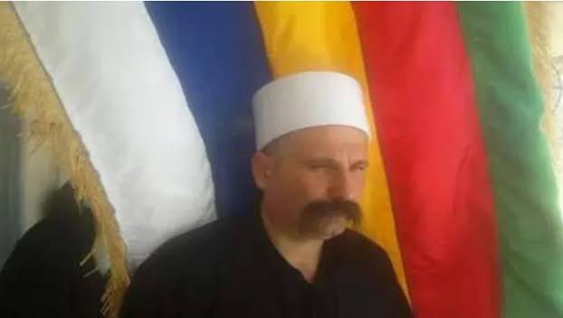 2015 yılına kadar Süveyda’daki Dürziler arasında en etikili isim Leys Belus’un babası olan Dürzi şeyhi Vahid el Belus’tu.
Onurlu Adamlar grubunu kurup iç savaş sırasında Dürzilerin Esad tarafından orduya alınmasına karşı çıktı. El Nusra’ya ve IŞİD’e karşı Esad rejimi ile hareket