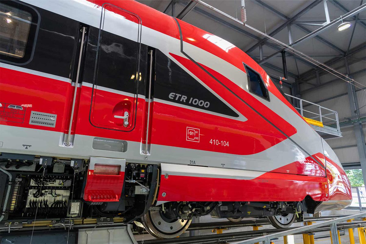 La seconde génération de Frecciarossa - 97% recyclable -, annonce l’internationalisation de Trenitalia :  
✅1,3 milliard € investis
✅plusieurs dizaines de nouvelles rames
✅sur les voies, non seulement italiennes, mais européennes. Avanti !
👉 mediarail.wordpress.com/2025/01/06/rai… #Railways
