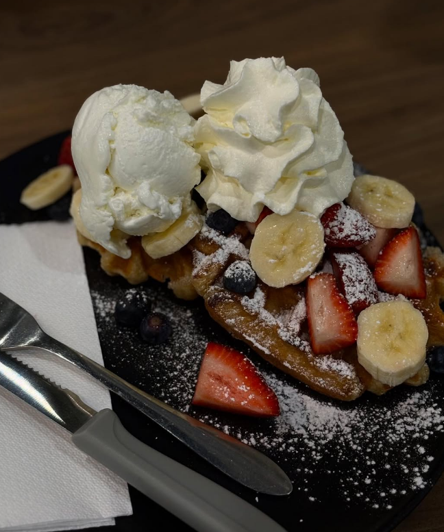 emilyjacob121's tweet image. Didn’t plan to get this, but no regrets🧇♥️
#SweetTreat #BrunchVibes #WaffleTime