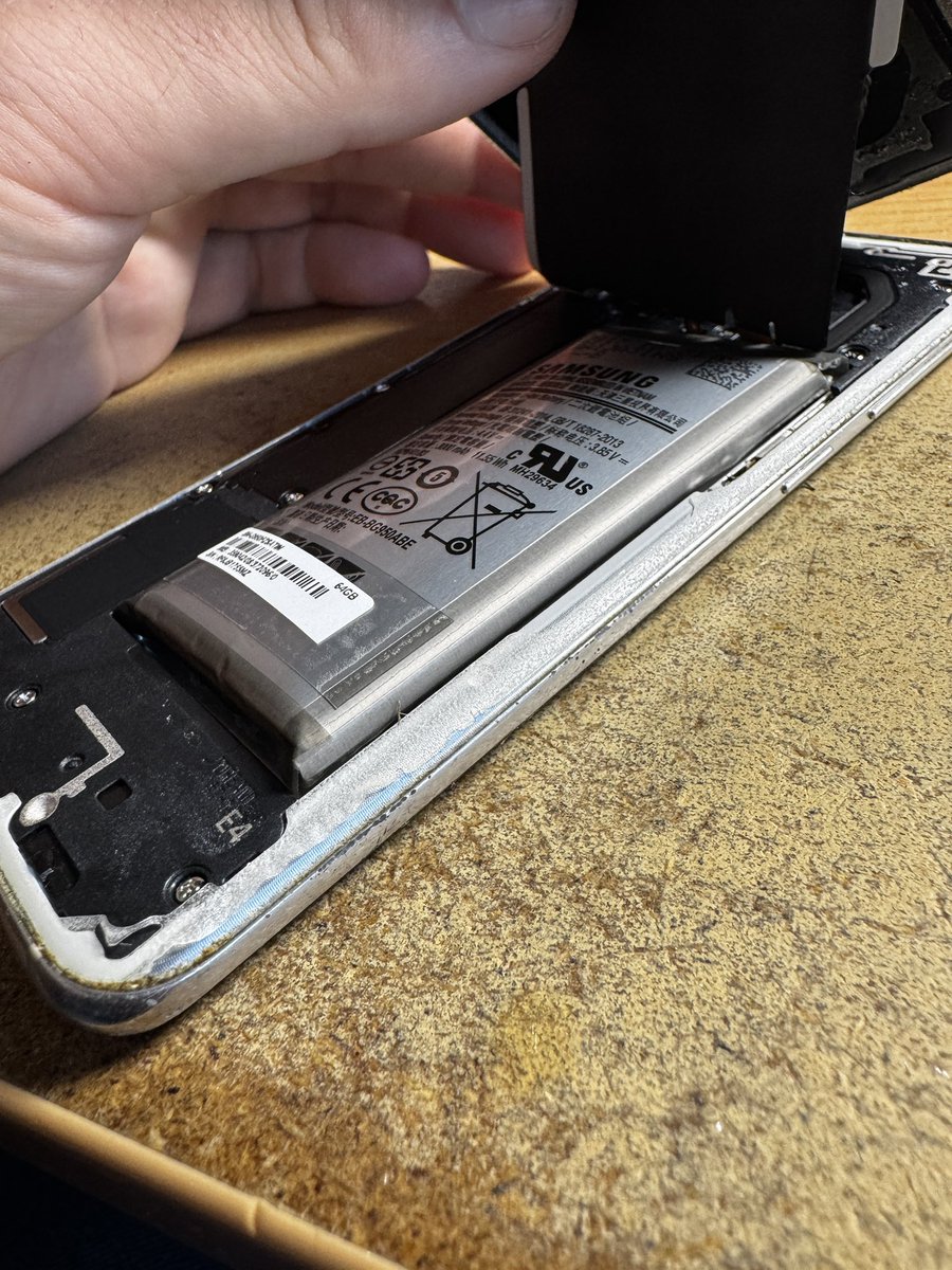 mvbergen's tweet photo. Gebruik alweer een paar jaar een iPhone, maar kwam in een la nog een oude Samsung tegen die iets dikker was dan het hoortβ¦. De batterij is dus geploft #galaxy #s8 #samsung #plof https://t.co/AJLVtHVu8C
