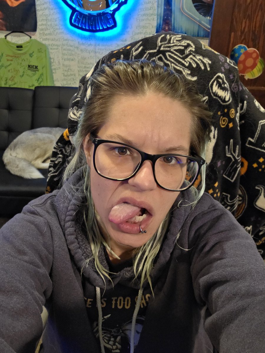 Psst its fluffin Monday come get your dose of Iron before I disappear for *gasp* 4 whole fluffin days