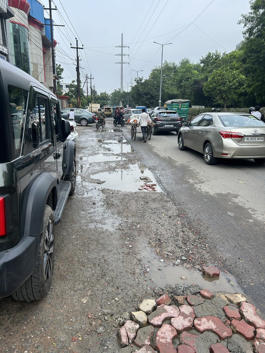 narang449's tweet photo. Conditions of main road from mamura to labour chowk near Amar Ujjla 

@noida_authority @dmgbnagar https://t.co/shGEFgbz4p
